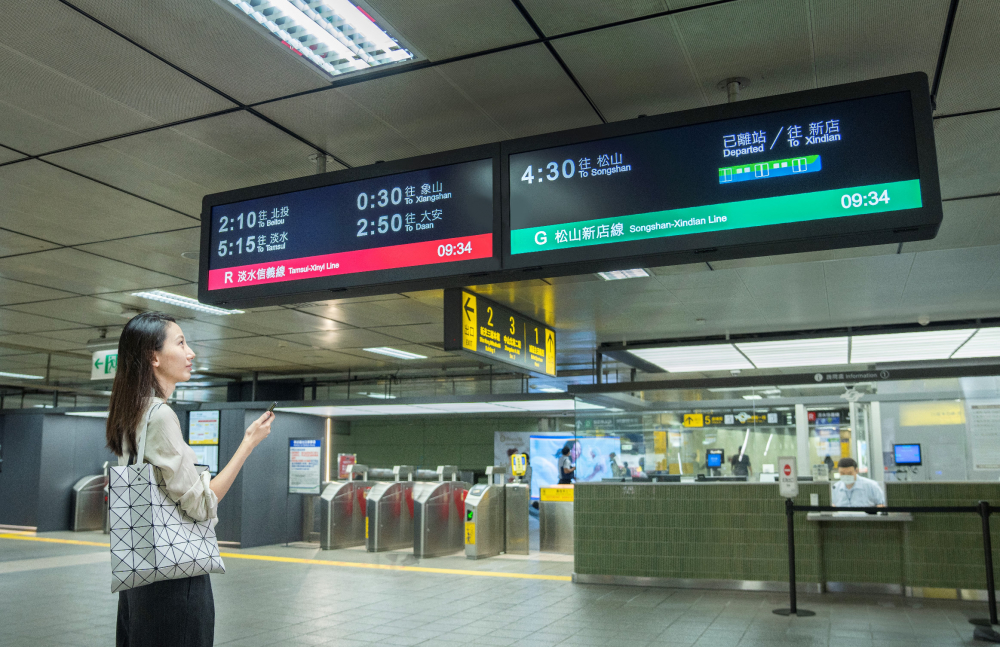 達擎TARTAN顯示器的特殊長條型比例非常適合空間與高度有限的大眾運輸場域應用，具備工業等級高品質、高亮度、高解析與高色彩飽和度等優勢，打造都會智能車站新風貌。
