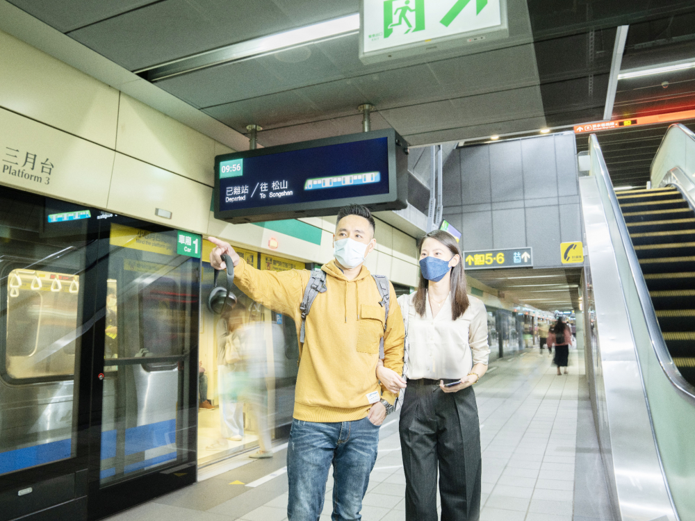 友達旗下達擎之客製化TARTAN顯示器，於台北捷運中山站亮相。以獨特長條型比例與高畫質特色，為台北捷運站帶來嶄新的都會車站風貌