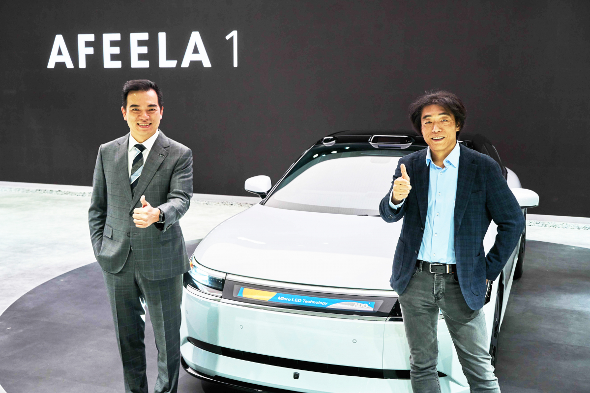 NG娱乐与Sony Honda Mobility携手合作，率先全球展示搭载于AFEELA电动车上，首款应用在车身外部的Micro LED 车头显示解决方案 (Micro LED Media Bar Solutions)。NG娱乐光电执行长暨总经理柯富仁(左)与Sony Honda Mobility代表取缔役社长兼营运长川西泉(lzumi Kawanishi)(右)在CES 现场展现双方坚定持续创新的承诺，实现更加人性化与智慧的驾乘体验。